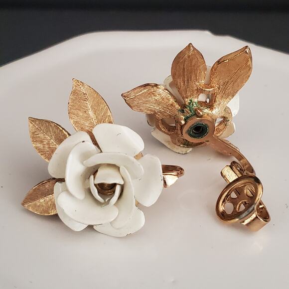 VTG Crown Trifari White‎ Rose Earrings with Matte Gold Tone Leaves Clip-On - Picture 4 of 7